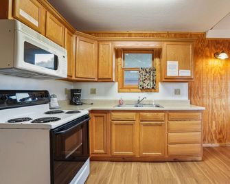 Retreat Cabin #5 | Hocking Hills, Sleeps 6 - Logan - Кухня