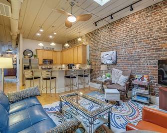 Cozyurbanloft-Unwind-1 Mile Hardrockcasino - Bristol - Living room