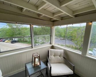 Top Floor River View Apartment - Kingfield - Living room
