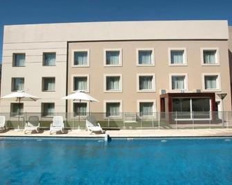 Howard Johnson by Wyndham Rio Cuarto Casino - Río Cuarto - Building