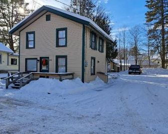Stay near Mirror Lake, enjoy our cozy 2-bedroom cottage - Lake Placid - Building