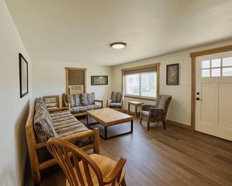 The Potomac Nook - A Rustic Stay Near Blackfoot River - Greenough - Living room