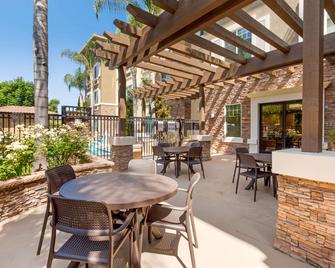 Comfort Inn and Suites Near Ontario Airport - אונטריו - פטיו