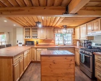 Bungalow near downtown Stevensville offers both rustic charm and small town vibes. - Stevensville - Cocina