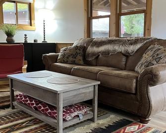 Newly Renovated Cabin , 0.1 Mi to Inlet Center - Inlet - Sala de estar