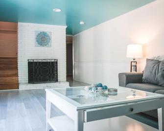 The Retreat with Private Pool and Hot Tub! - Hickory - Living room