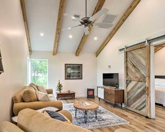 Trendy Palm City Cottage with Porch on 5 Acres! - Stuart - Living room