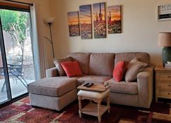 Casa Del Sol (Private 2 bdrm casita Oro Valley-NW - Tucson area) - Casas Adobes - ห้องนั่งเล่น