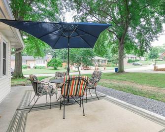 Chic 4-Bdr 3 Ba Home In Safe, Desired Neighborhood 5 Min From State Capitol. - Jefferson City - Patio
