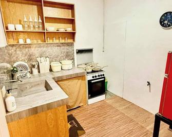 Axon Cozy Modern House G Near The Walking Street - Angeles City - Kitchen