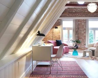 Hotel Five Rooms - Leer - Living room