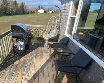 112 waterfront cottage close to beaches w/hot tub - Souris - Balcony