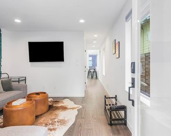 Autumn Leaves in Jefferson Park - Seattle - Living room