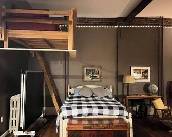 Loft Apartment Historic Downtown Main Street Sylva - Sylva - Schlafzimmer