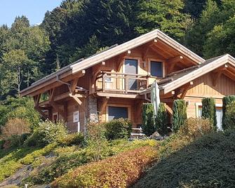 Logis Hôtel et Chalets Les Chatelminés - La Bresse - Building