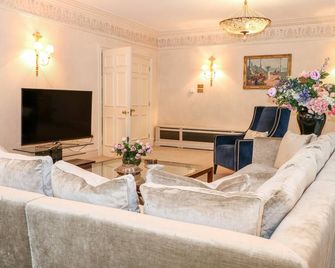 Gleneagles, Family Friendly, Luxury Holiday Cottage In Sunningdale - Ascot - Living room