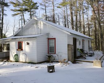 Enchanted Woodstock Cottage with hot tub - Woodstock - Building