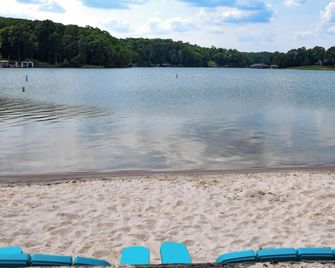 Balcony and Serene Views Cozy Condo in Huddleston! - Huddleston