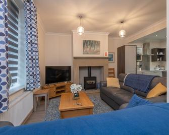 Sleeps 6 4 bedrooms 2 minute walk to the Square Hosted Happy Valley Cast - Hebden Bridge - Living room