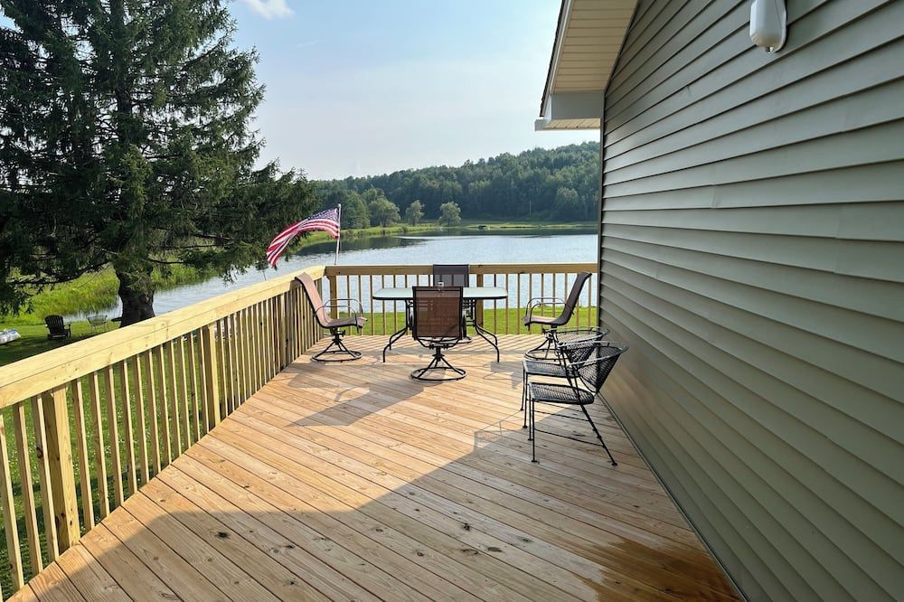 Charlies Lakefront Cottage. Newly Renovated 3 Bedroom /Kitchen/Bath Cottage.