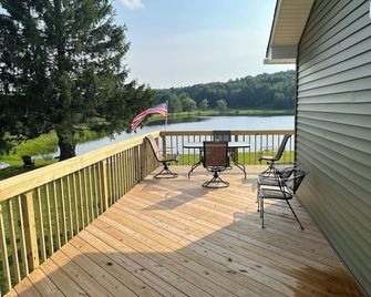 Charlies Lakefront Cottage. Newly Renovated 3 Bedroom /Kitchen/Bath Cottage. - New Milford - Balcón