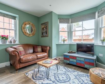 Regency style ground floor apt near Gloucester Docks with secure parking - Gloucester - Living room