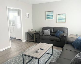 NEW! Clean and private remodeled home in Kent. Close to everything! - Kent - Living room