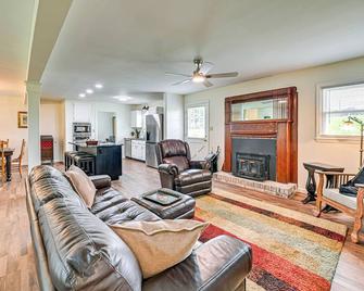 11 Mi to Danville: Family Home in Lancaster - Lancaster - Sala de estar