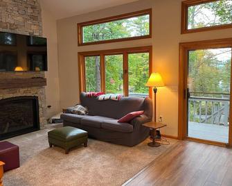Lake Breeze Hideaway | Lake Winnipesaukee Vacation Home in Patrician Shores - Meredith - Salon