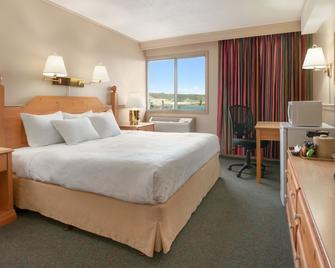 Quality Inn & Suites - Whitehorse - Bedroom