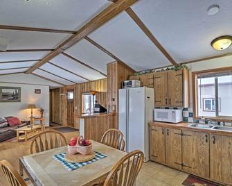 Columbia Falls Home about 22 Mi to Glacier Natl Park! - Columbia Falls - Dining room