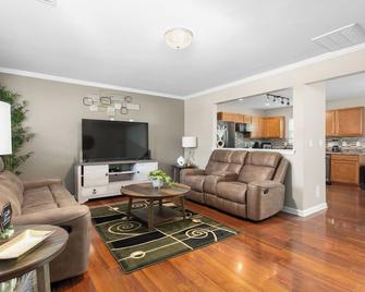 Quiet Suburban Stay w/ Parking - Mebane - Living room