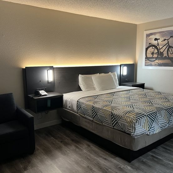 Bedroom view of Motel 6 Tulsa, Ok - Airport