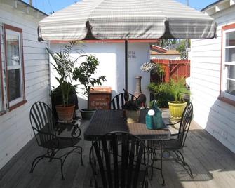 Charming Beach Cottage-1 Block from Beach, Low Prices - San Diego - Patio