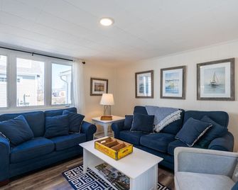 Seabreeze Cottage, steps to Kennebunk's Beaches - Kennebunk - Living room