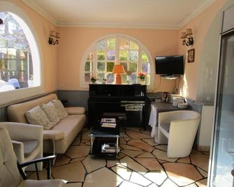 La Petite Auberge - Fréjus - Salon