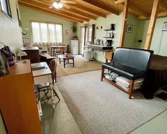 Cozy out of the way studio retreat with AC and WiFi in charming Westminster - Westminster - Sala de estar
