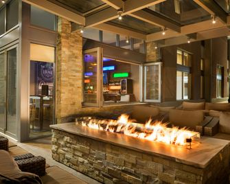 Hampton Inn and Suites Clayton/St. Louis-Galleria Area - Clayton - Bar