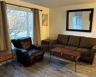 Charming 2-bedroom duplex with AC, WiFi in peaceful Summerside - Summerside - Living room