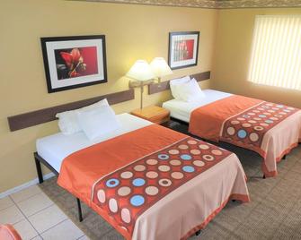 Country Meadow Inn - South Lyon - Bedroom