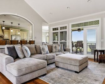 Paradise Inn (Dog-Friendly) - Smithville - Living room