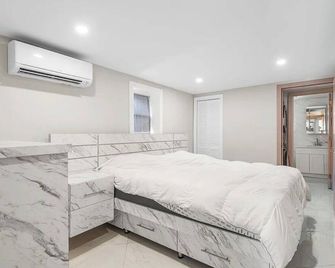 Howard Beach Luxury Perfect 3-bedroom 2-full bathroom apartment with Pool - Queens