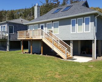 Beachfront home with private yard and Unbeatable Bay and Ocean views! - Netarts - Building