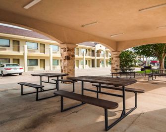 SureStay by Best Western Floresville - Floresville - Patio