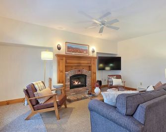 Spacious ski-in, ski-out 2-BR Jay Peak Village Condo, right on trail. A/C incl.! - Jay - Living room