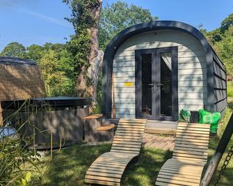 Emlyn's Coppice - Luxury Woodland Glamping - Holywell - Bedroom