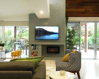 Beachside Rosebud Retreat with Wheelchair access - روزبد - غرفة معيشة