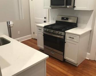 هومستاي بي آند بي نير ساوث بوستون وي إك اكي أوماس أريا - بوسطن - مطبخ