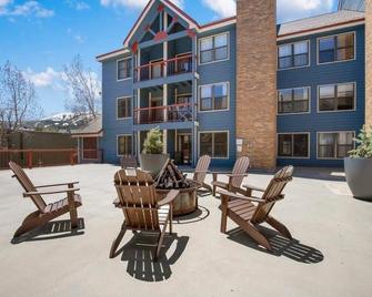 Cozy Studio with Shared Pool -3 Min to Ski Lift - Breckenridge - Patio