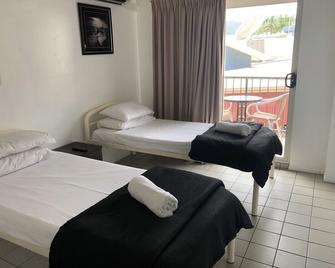 Airlie Waterfront Accommodation - Airlie Beach - Bedroom
